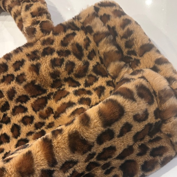 Leopard Print Faux Fur Tote Bag - Picture 4 of 7
